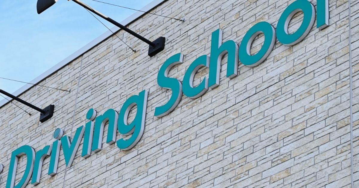 教習所でエンストを何回も繰り返してパニックになった時の心の整え方